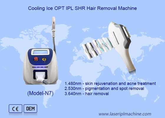 E' liscia e priva di peli con IPL Sapphire Cooling Ice. Dispositivo di depilazione.